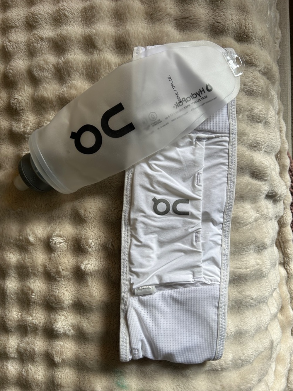 On Running White Hydration Waist Belt with Soft Flask